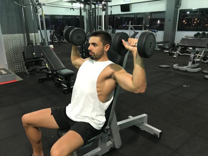 - Squat avec barre/haltères- Développé couché- Développé militaire- Soulevé de terreT'es pas obligé d'avoir une barre ou des haltères : prends un sac et bourre-le de livres ou de bouteilles d'eau si tu débutes. Tu verras plus tard pour augmenter les poids.