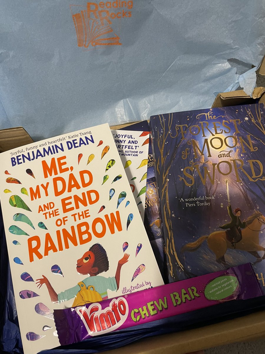 GIVEAWAY: I accidentally signed up to the wonderful <a href="/_Reading_Rocks_/">ReadingRocks</a> box twice! Therefore I’d like to pay it forward and send my duplicate box to another teacher. Just like and retweet this tweet and I’ll choose someone at random on Sunday evening #readingrocks 📚