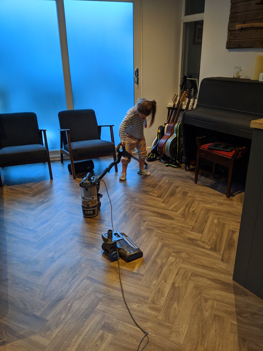 alanalorente's tweet photo. When you can bribe kids to help with stuff, the next part of life begins. Learning..life skills. @anniewallace @NikkiSanderson @JesslaFox @JacobRoberts90 @JessamyStoddart @MissPassey https://t.co/OKcFzMxVRt