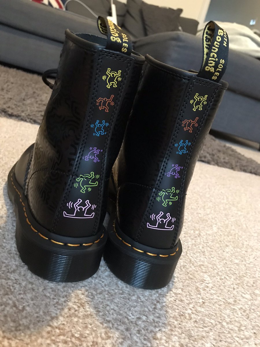 No better way to start the weekend than with a highly anticipated delivery - my Keith Haring Doc Martens have finally arrived! Both looking forward to and slightly dreading the breaking-in process 😬