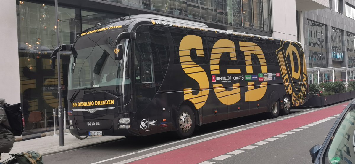 #dynamo #Dresden reiste mit dem Flugzeug auf der Kurzstrecke zum #svwsgd Spiel nach #Mannheim während der #sgd1953 Mannschaftsbus mit dem Gepäck quasi leer fuhr. Ökologisches Desaster #3liga #waldhof #svwsgd #DFB #Lufthansa #Gruene #Verkehrswende #Flugscham #Umweltschutz
