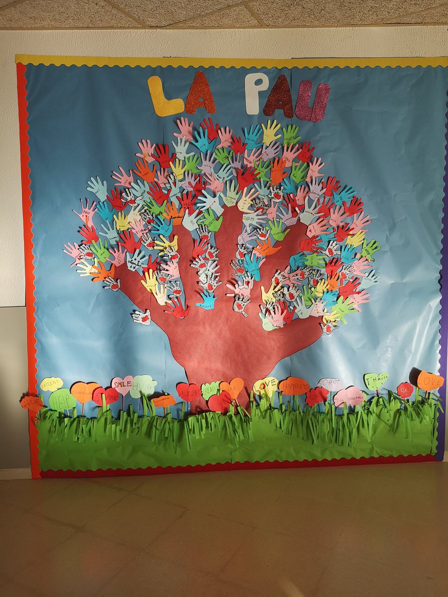 Avui celebrem el #DENIP2021 amb aquestes mans plenes de Paraules de Pau. Mireu què boniques que han quedat!! #escolapublica #Barcelona #santsmontjuic