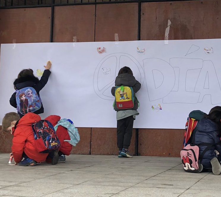 CFuentesclaras's tweet photo. Día escolar de la No Violencia y de la Paz en nuestro cole:

- juegos cooperativos en el parque Doña Julia
- montaje del mural en la plaza 
- actividades en el aula y en el patio del cole. 

¡Gracias a todos los profes implicados!

#DiaescolarDelaNoViolenciaylaPaz https://t.co/BjDBR41jwX