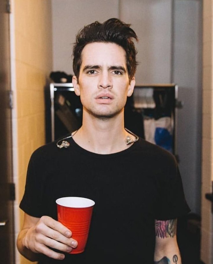 museunpop's tweet photo. Agree or disagree?
"Brendon Urie is NOT a bad person. He's a great person..."
#brendonurie #panicatthedisco #patd #beebo #prettyodd #ryanross #prayforthewicked #deathofabachelor #afeveryoucantsweatout #sarahurie #vicesandvirtues #pftw #afycso #dallonweekes #doab https://t.co/p9AYH1FvDr