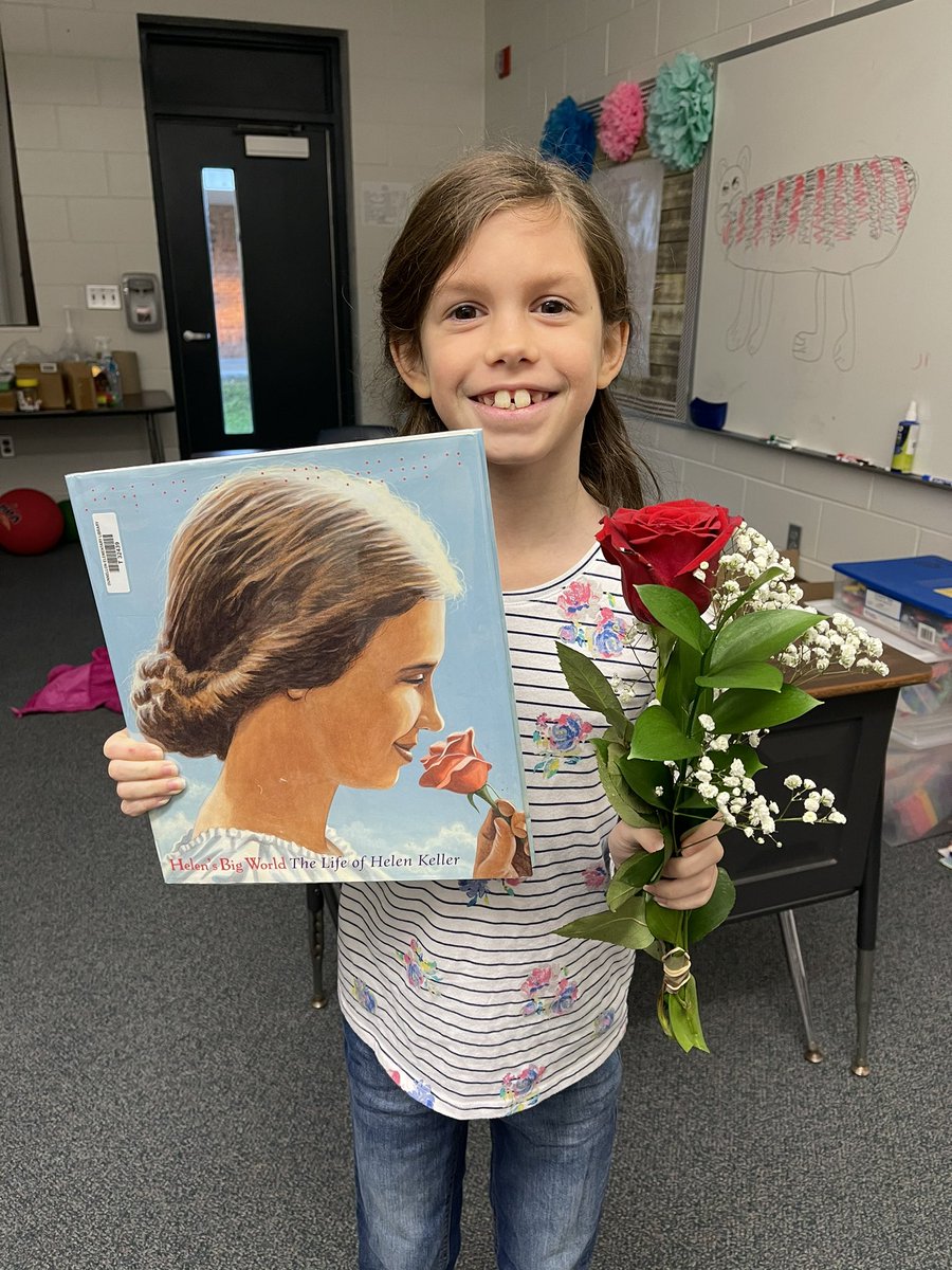 BethanyForst's tweet photo. @DESsmallPAWS wrapped up Literacy Week with dress up like a humanitarian day! #FLCelebratesLiteracy @anniehembrook @brasington_jami https://t.co/tcv0RRg9H7