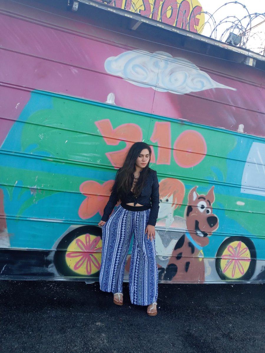 EmmaEE191's tweet image. I had so much fun for this photo shoot! This whole outfit was fully thrifted! #thriftedfashion #flowypants #funphotoshoot #fashionforless #confident