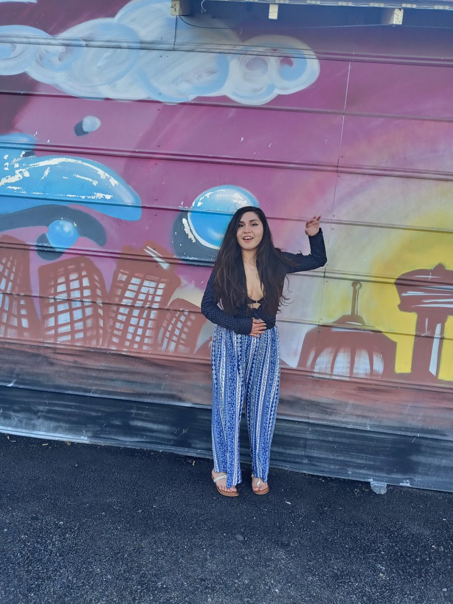 EmmaEE191's tweet image. I had so much fun for this photo shoot! This whole outfit was fully thrifted! #thriftedfashion #flowypants #funphotoshoot #fashionforless #confident