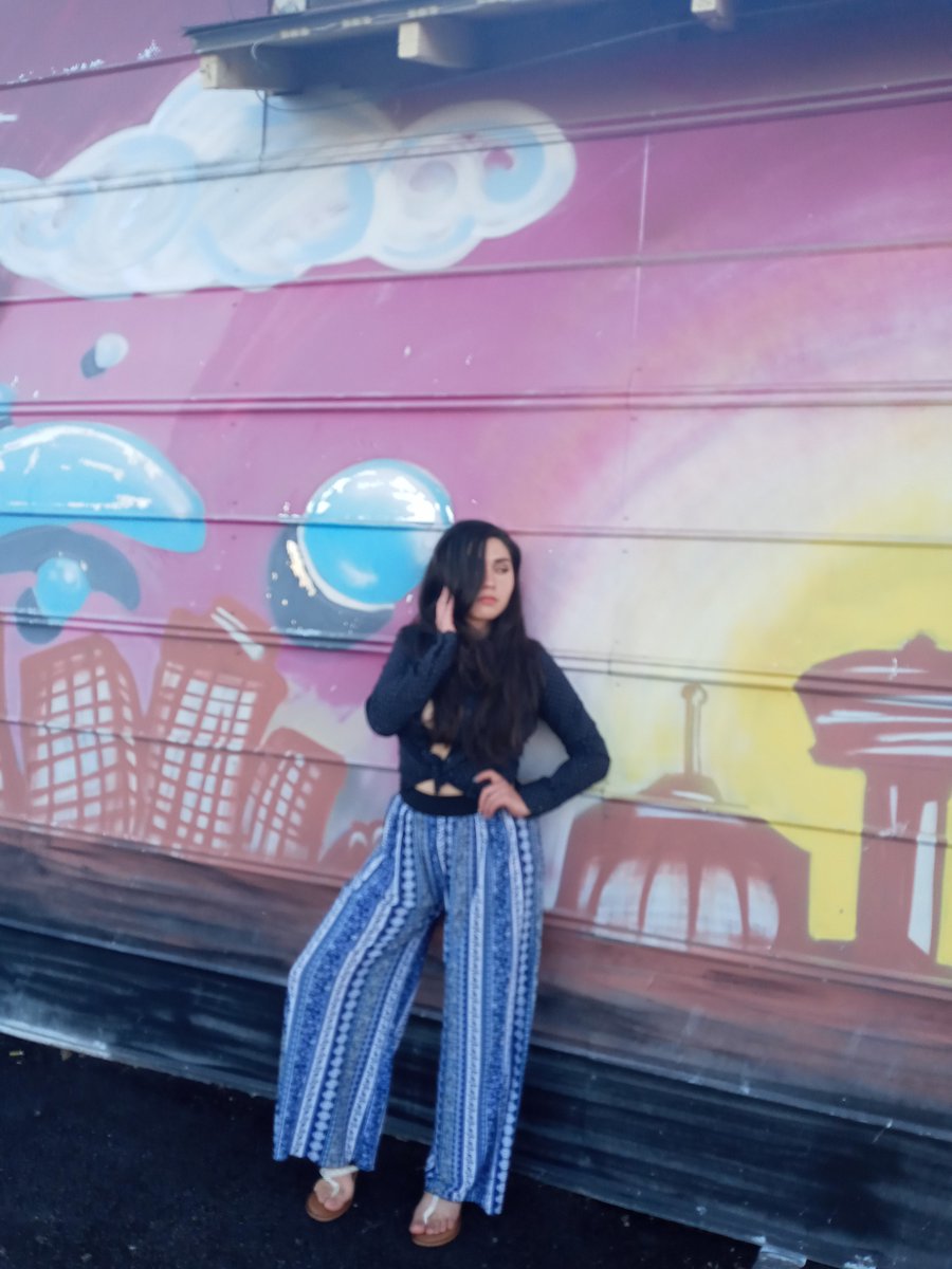 EmmaEE191's tweet image. I had so much fun for this photo shoot! This whole outfit was fully thrifted! #thriftedfashion #flowypants #funphotoshoot #fashionforless #confident