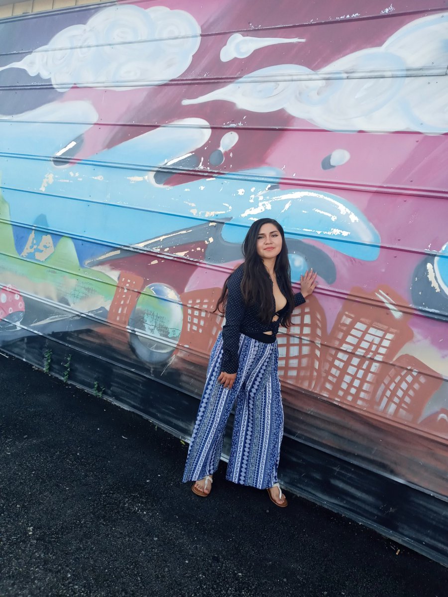 EmmaEE191's tweet image. I had so much fun for this photo shoot! This whole outfit was fully thrifted! #thriftedfashion #flowypants #funphotoshoot #fashionforless #confident