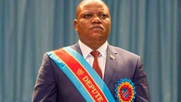 FakamionKamion's tweet photo. Comment des élus d'une assemblée nationale ayant destitué  vice-président du bureau pour non respect de la MÊME institution peuvent au cours de la MÊME législature réélire la MÊME personne au MÊME poste?
Quel pays ?
#RDC https://t.co/J8jWjO1Fjl