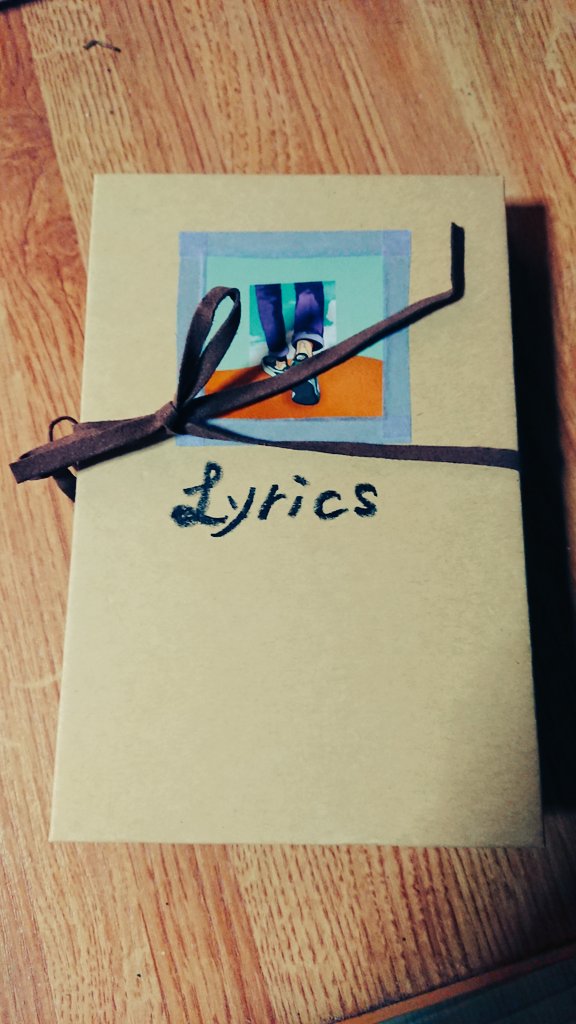 banshige0621's tweet photo. 今日は先日届いたLyric book📖を準備して、歌声とひとつひとつの言葉を聴いて自分なりに感じとっていけたらなと思います🤗🎶
寂しい気持ちもありますが、楽しみ🤩
#FRIOCAP https://t.co/LxmvkF756w