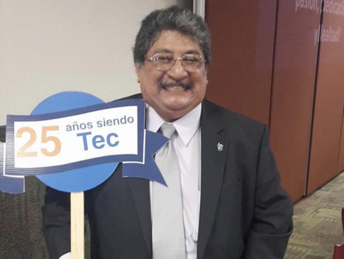 juanmapregunta's tweet photo. Solo UN maestro marcó mi carrera.
Por él, decidí cambiar la comunicación política por el periodismo.
Hoy perdió la vida por el #*%* virus
Mr. C, gracias por invitarme a #RadioTec, por animarme a perseguir mi sueño, pese a las voces de “no la vas a armar”
RIP https://t.co/D2qcAQ7m23
