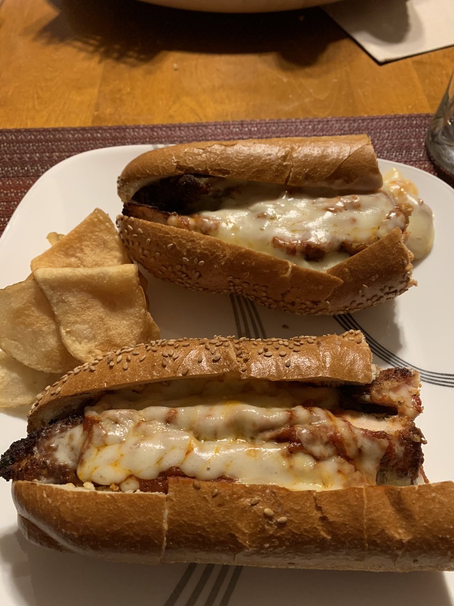katiebuonadonna's tweet photo. had a chicken Parmesan sandwich with homemade chips from Casey’s for dinner tonight - they were delicious ☺️ #yummy #dinnertime #caseysdrexelhill #chickenparmoftwitter #chipsoftwitter https://t.co/XD8jOErW32