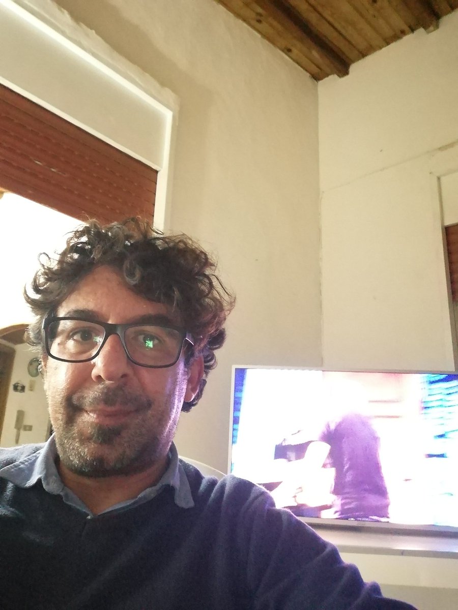 Sarai pure reperibile. 
Ti possono anche  chiamare per un intervento tecnico al Pronto Soccorso a 60 km da casa.
Puoi anche trovare una persona appena risultata positiva al covid.
Ma se torni e trovi ancora #propagandalive puoi comunque ritenerti felice.
<a href="/welikeduel/">Propaganda Live</a> #vardipuntata