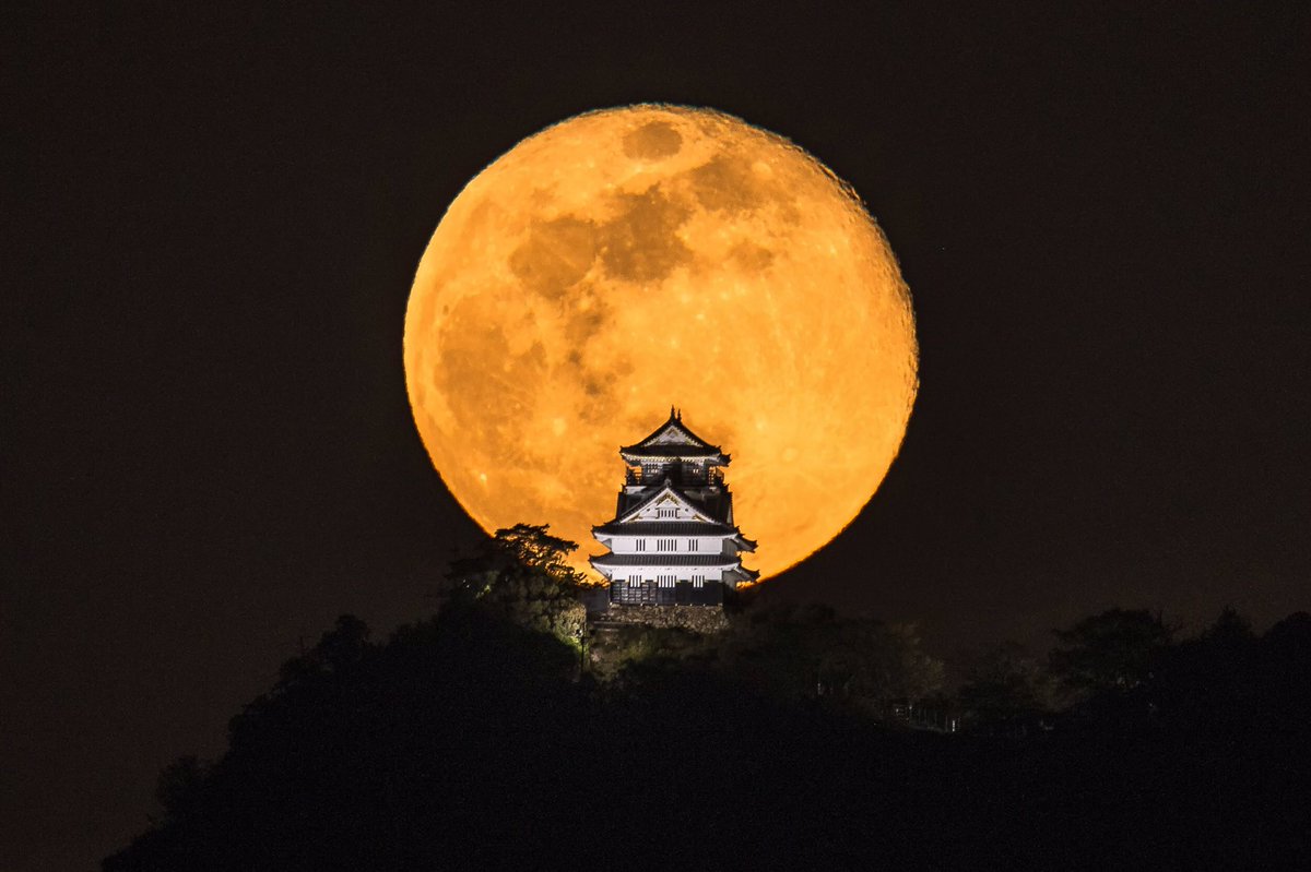合成じゃない だと 岐阜城と大きな月のコラボ写真がフォトジェニックで幻想的 雲がかかっても三日月も素敵なので見てほしい Togetter