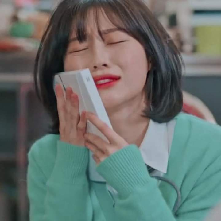 liilly_an's tweet photo. BTS LOVE YOURSELF: HER ALBUM AND POSTER IN TRUE BEAUTY AHHAHAHAHA !!!!!😭😭 https://t.co/ZkEvLOmlIL