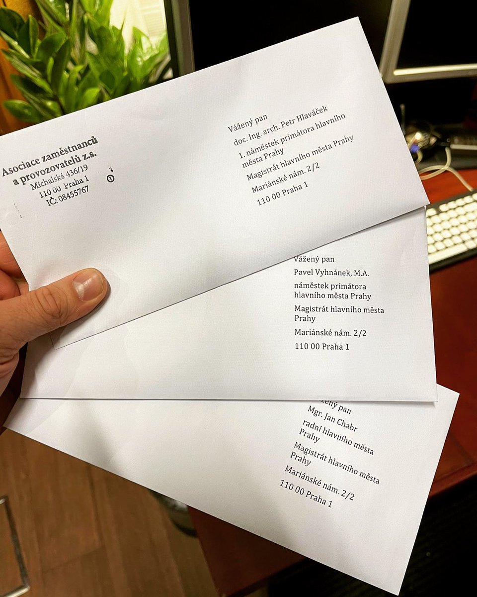 PetrBauerjr's tweet photo. Další aktivita kvůli záchraně gastra v Praze - předzahrádky. Doručili jsme na magistrát doporučené dopisy se žádostmi o schůzky pro odpovědné radní. Politické vedení pražské radnice totiž nějak zapomíná odpovídat na e-maily, zjevně bude fungovat pouze oficiální komunikace. https://t.co/FUfDSPBGbW