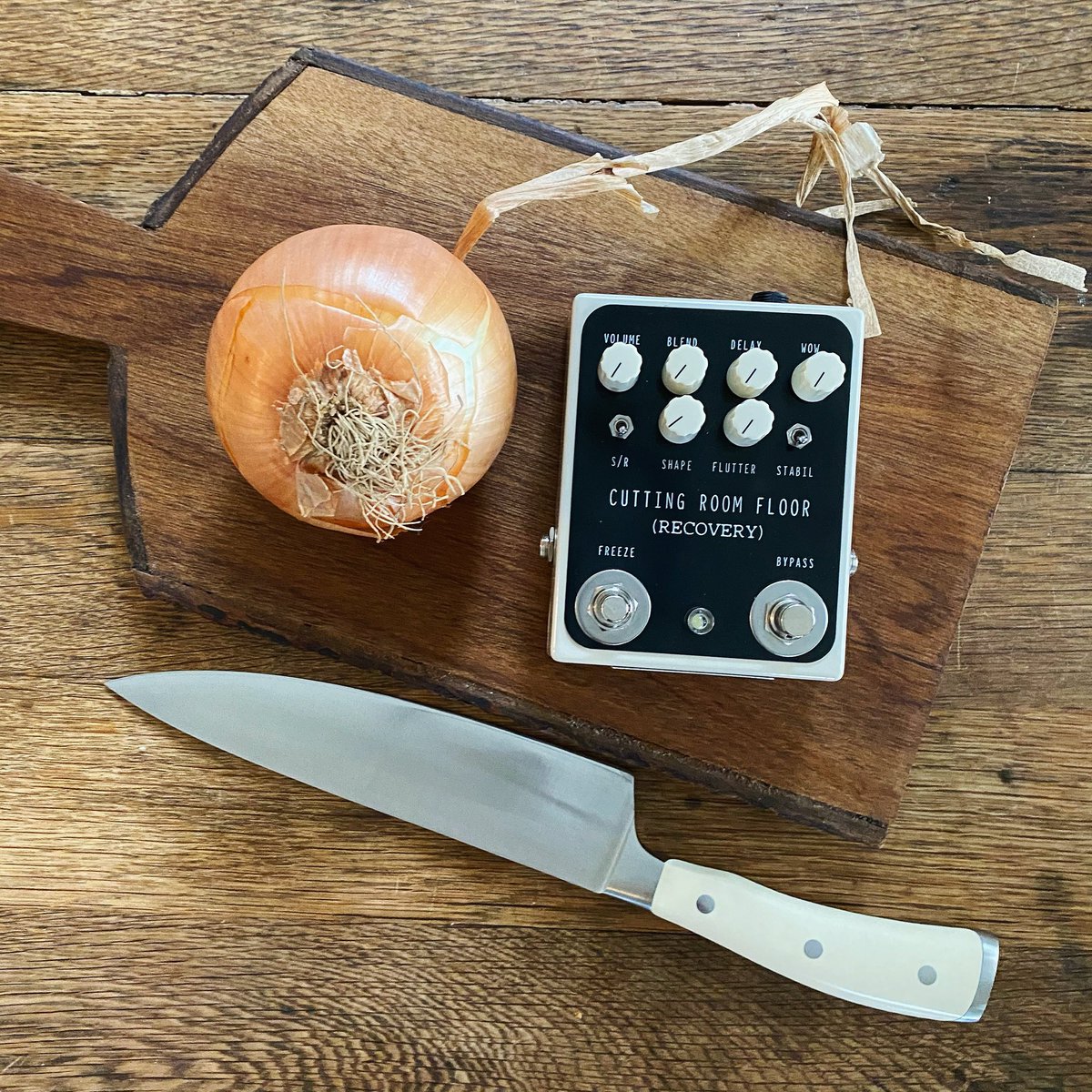RecoveryEffects's tweet photo. Slowly peel the layers back with the Cutting Room Floor and allow the hidden parts to emerge. 🧅🔪🎛
https://t.co/Yhtpf2es7N
#recoveryeffects #cuttingroomfloor #cuttingroomfloorpedal #guitareffects #effectspedals #echo #pitch #modulate #glitch #lofi #chorus #brokentapedeck https://t.co/2B1GF44oiU