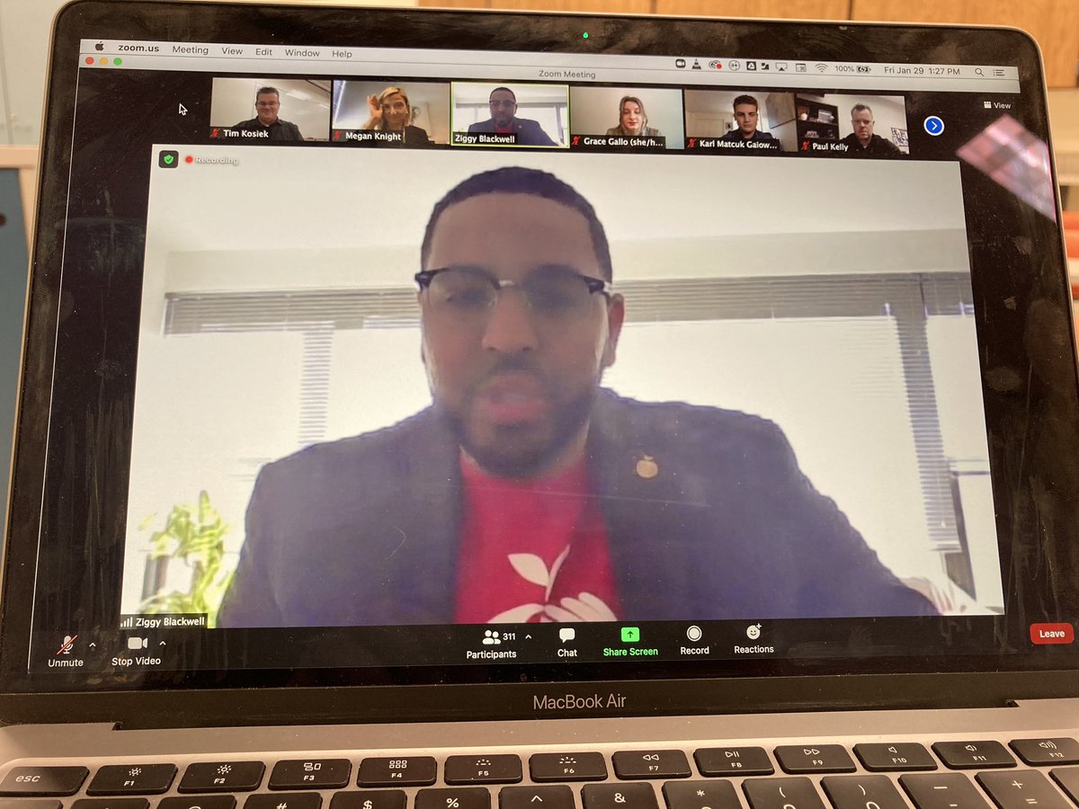 KozKnowz's tweet photo. Learning more about Golden Apple scholars at the Future Educators Conference #214FutureEducators #goldenapple https://t.co/w8tVOEbjbN