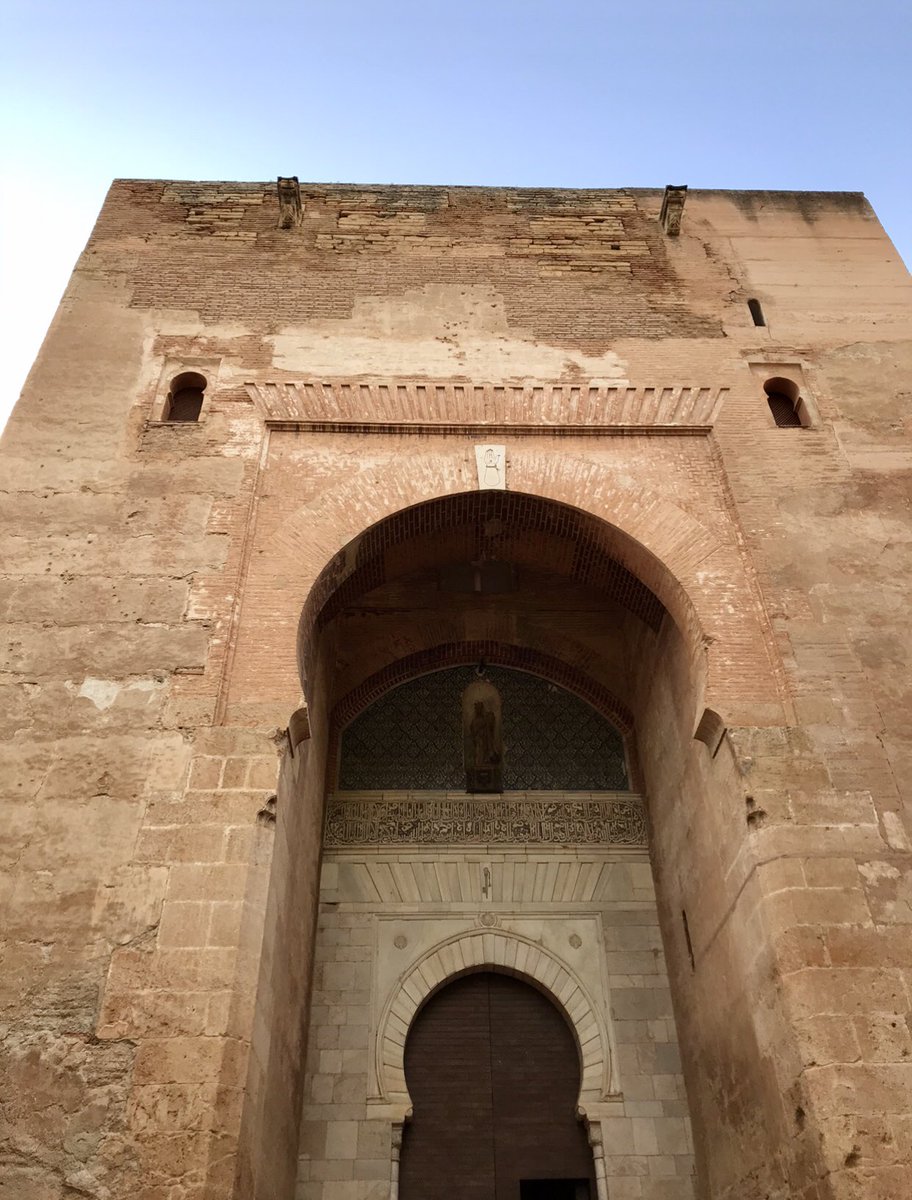 amparosolerd's tweet photo. Aunque esto va para largo y es cansino; si la Alhambra aguanta, no es el fin del mundo... ánimo Granada💃🏻💃🏻🍷 y Salud!! #TerremotosGranada #29deEnero #FelizFinDe #FelizViernes https://t.co/HKrKWrLzWw