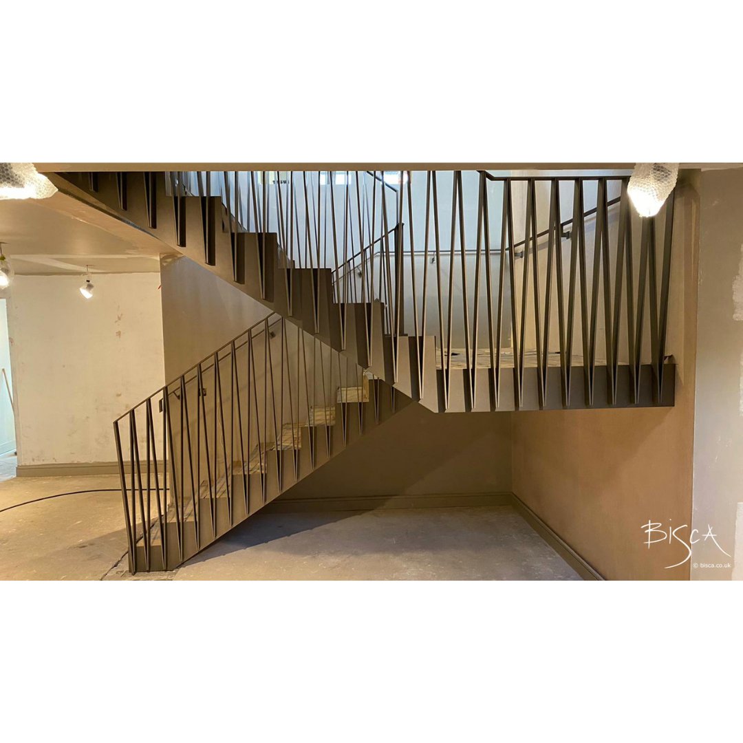 Bisca_Stairs's tweet photo. A great example of craftsmanship and precision engineering at our recently installed project. Stepped stringers stand proud of the treads and risers (that will eventually be carpeted), and continue around the landing edges to form the upper fascias @hallidayclark https://t.co/lnrURkRUfx