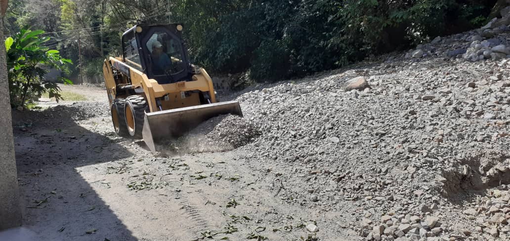 trujillogranmi1's tweet photo. #Entérate 📢 || En #Tujillo seguimos apostando al trabajando en equipo, este #29Ene realizamos el apoyo a la alcaldía del municipio #Valera con nuestra maquinaria para la limpieza de vía en el sector "San Rafael", afectada por deslizamiento de talud.
#AlianzaDeLosPueblos https://t.co/I36NZYtNTB