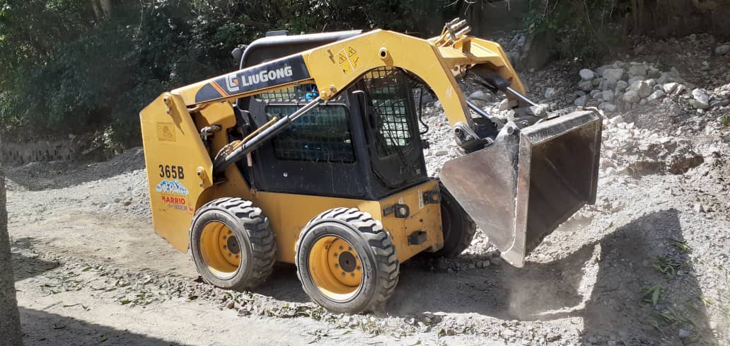 trujillogranmi1's tweet photo. #Entérate 📢 || En #Tujillo seguimos apostando al trabajando en equipo, este #29Ene realizamos el apoyo a la alcaldía del municipio #Valera con nuestra maquinaria para la limpieza de vía en el sector "San Rafael", afectada por deslizamiento de talud.
#AlianzaDeLosPueblos https://t.co/I36NZYtNTB