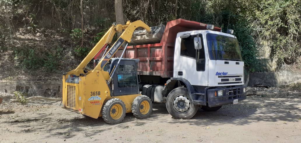 trujillogranmi1's tweet photo. #Entérate 📢 || En #Tujillo seguimos apostando al trabajando en equipo, este #29Ene realizamos el apoyo a la alcaldía del municipio #Valera con nuestra maquinaria para la limpieza de vía en el sector "San Rafael", afectada por deslizamiento de talud.
#AlianzaDeLosPueblos https://t.co/I36NZYtNTB
