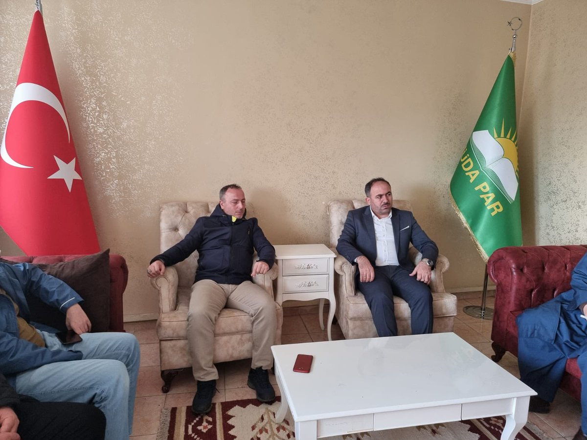 erdal_elibuyuk's tweet photo. Süresiz Nafaka Mağdurları Platformu Başkanı İlhan Ergincan ziyaretimize geldi.

2021 Türkiye'sinde böyle bir hukuksuzluğu konuşmamız bile büyük bir ayıp. Bir an önce mağdurlara verilen sözlerin tutulması gerekiyor. https://t.co/AK7KI9nRPK