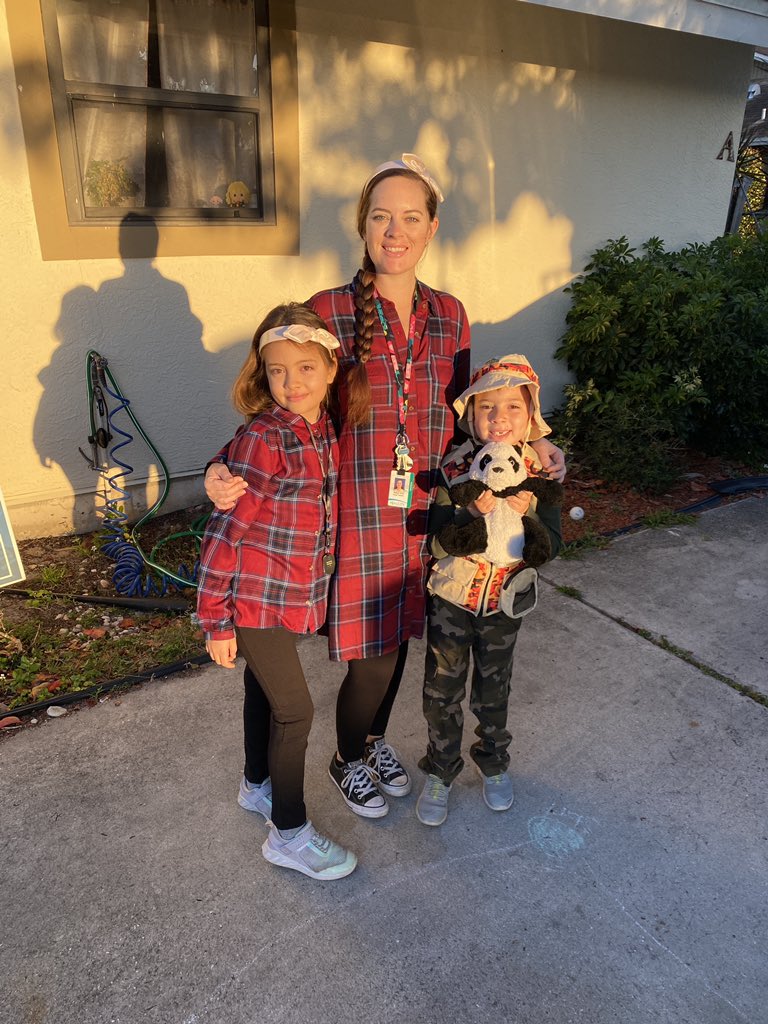 Robyn_Cruz13's tweet photo. Literacy Week Day 5! Dress for Success - I have one Zoologist and one Teacher who looks just like her Teacher Mom!!! https://t.co/MjDztBRz1l