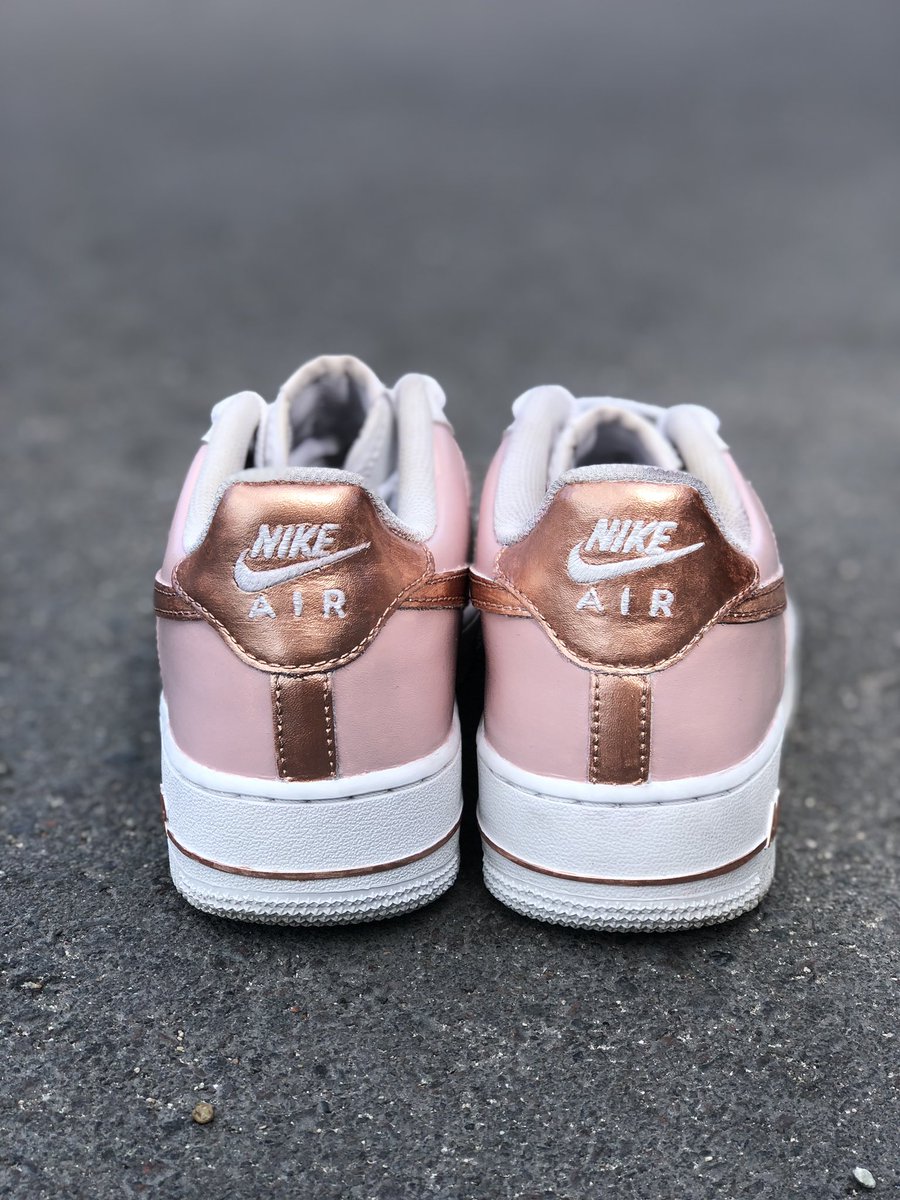 HydroGraphicsL1's tweet photo. Rose Gold is often associated with style, elegance and affluence. 
Customs painted for @QueenAnarchyy 
👟- Air Force 1 
📸- @_takemypicture on ig  
#HydroGraphics #Customz #Art #RoseGold https://t.co/tVm0PnJbAV