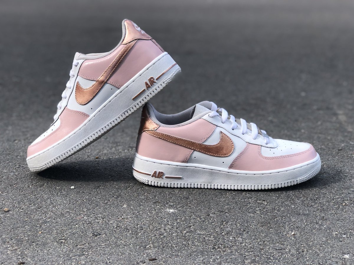HydroGraphicsL1's tweet photo. Rose Gold is often associated with style, elegance and affluence. 
Customs painted for @QueenAnarchyy 
👟- Air Force 1 
📸- @_takemypicture on ig  
#HydroGraphics #Customz #Art #RoseGold https://t.co/tVm0PnJbAV