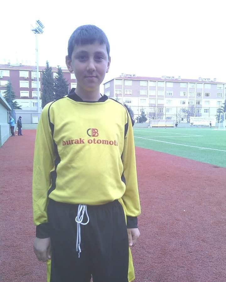 Dikkatli bakın bu çocuğun gözlerine. Nasıl da mutlu değil mi ? 9 yaşında alacak ilk darbesini ellerinden alacak birileri hayallerini ama o tekrardan alacak hayallerini koşacak durmadan yağmur çamur demeden tek başına. İşte bu çocuğun kendine olan inancı ona zaferi kazandıracak.