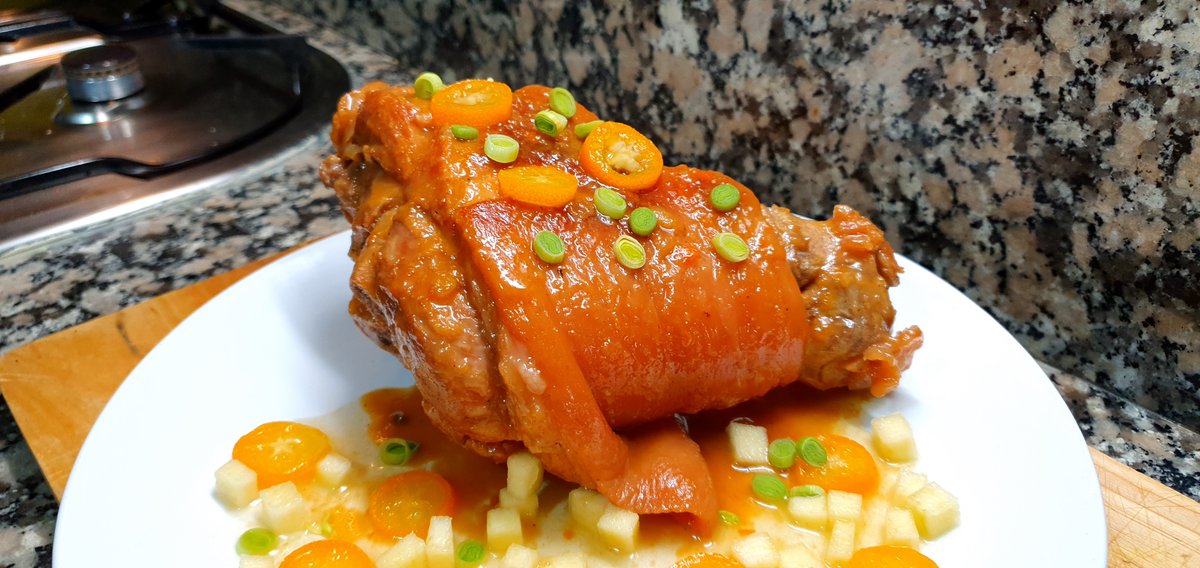 MiCocinaJIF's tweet image. #Codillo #Porkknuckle #Whisky #Nuezmoscada #Nutmeg #Romero #Rosemary #Jengibre #Ginger #AOVE #Kumquat #Miel #Honey #MiCocinaJIF @DOPGataHurdes @aoveJacoliva @oiltogetherAove @MiCocinaJIF @MielVilluercas
Ver vídeo receta completa en/see full recipe video in
youtu.be/I20sTiskmSY