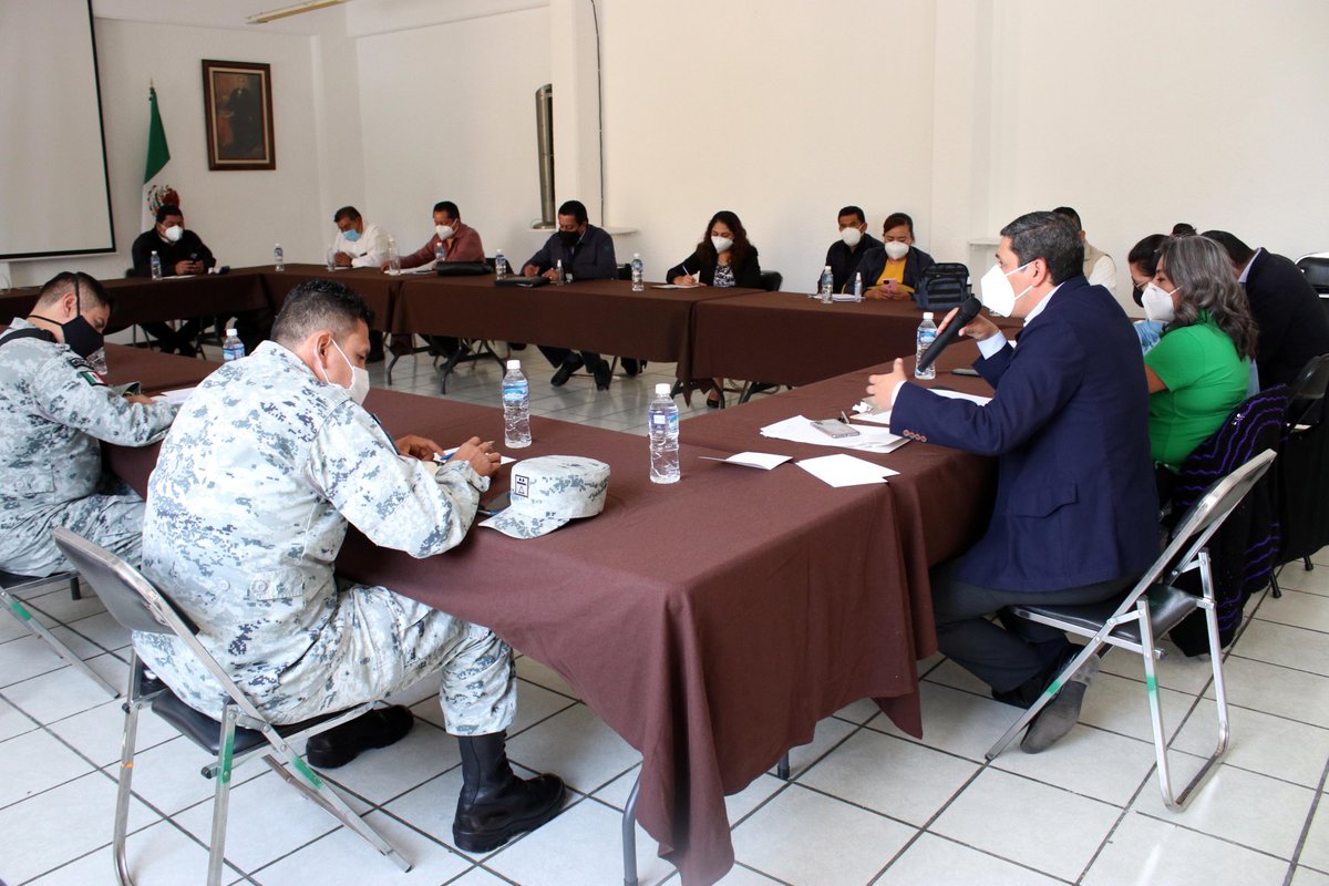 FiscalOaxaca's tweet photo. (1) Como parte de las acciones emprendidas por la @DDHPO frente al homicidio del defensor comunitario e integrante del #Copudever #FidelHeras, se llevó a cabo una reunión con autoridades estatales y federales e integrantes de la organización #EducaOaxaca @laminuta https://t.co/RVcdf7olI0