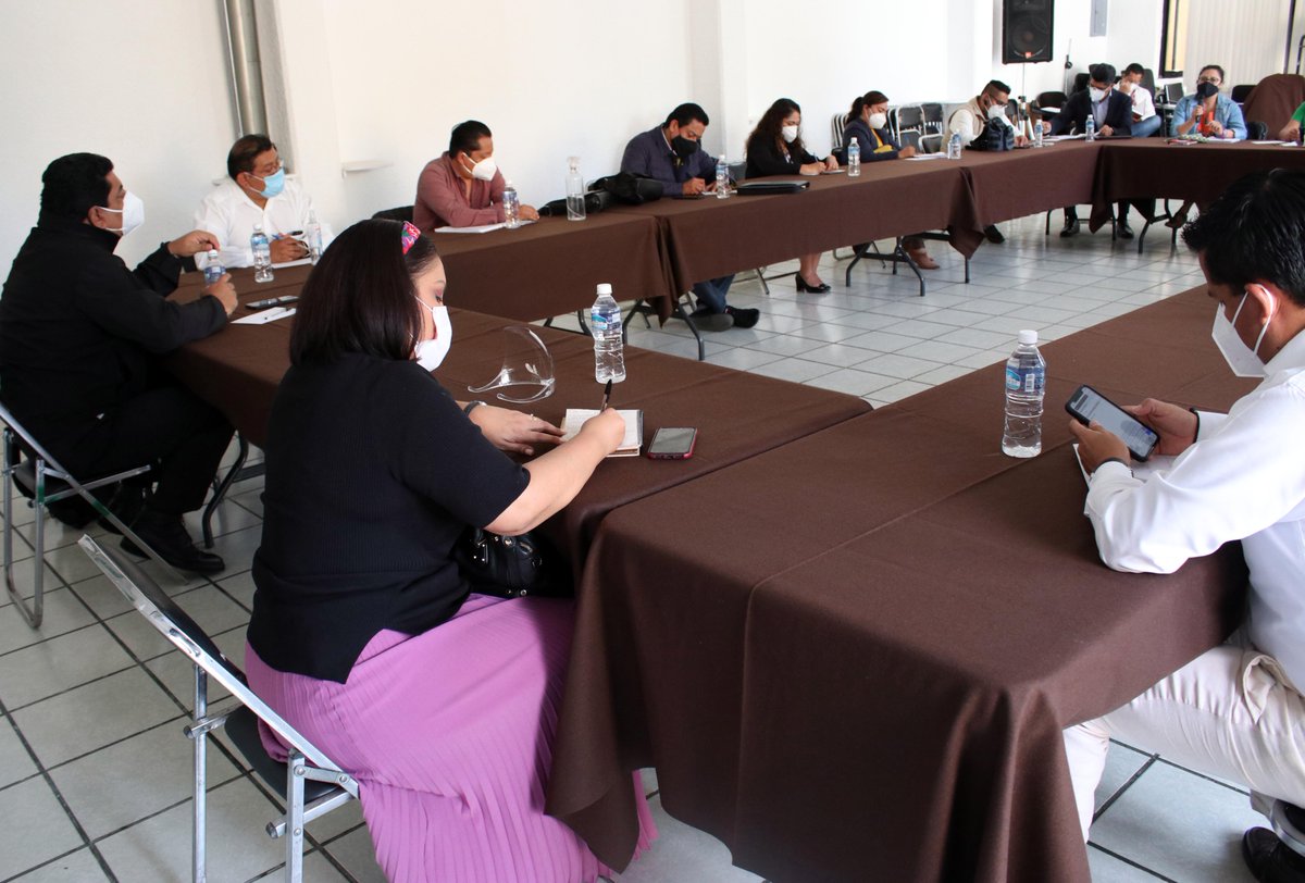 FiscalOaxaca's tweet photo. (1) Como parte de las acciones emprendidas por la @DDHPO frente al homicidio del defensor comunitario e integrante del #Copudever #FidelHeras, se llevó a cabo una reunión con autoridades estatales y federales e integrantes de la organización #EducaOaxaca @laminuta https://t.co/RVcdf7olI0