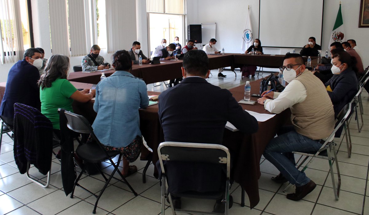 FiscalOaxaca's tweet photo. (1) Como parte de las acciones emprendidas por la @DDHPO frente al homicidio del defensor comunitario e integrante del #Copudever #FidelHeras, se llevó a cabo una reunión con autoridades estatales y federales e integrantes de la organización #EducaOaxaca @laminuta https://t.co/RVcdf7olI0
