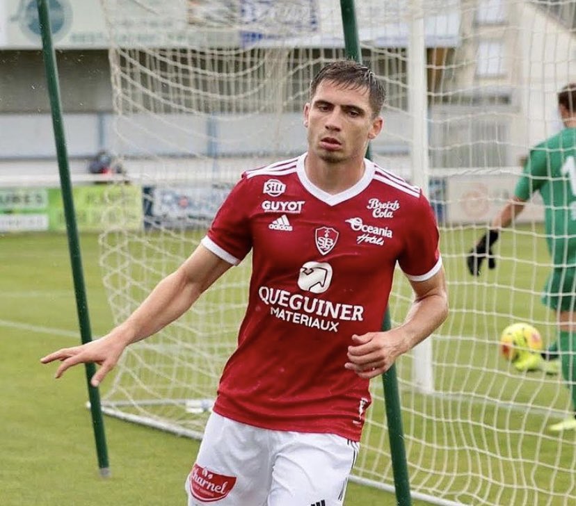 Latéral gauche :Qui d’autre que Romain Perraud , qui se révèle de jour en jour avec Brest , technicité , vitesse , un gros coffre , dur sur l’homme malgré sa petite taille (1.73) très influent sur les offensives de Brest ( 3 buts , 5pd ) son prix ? 8-10m€