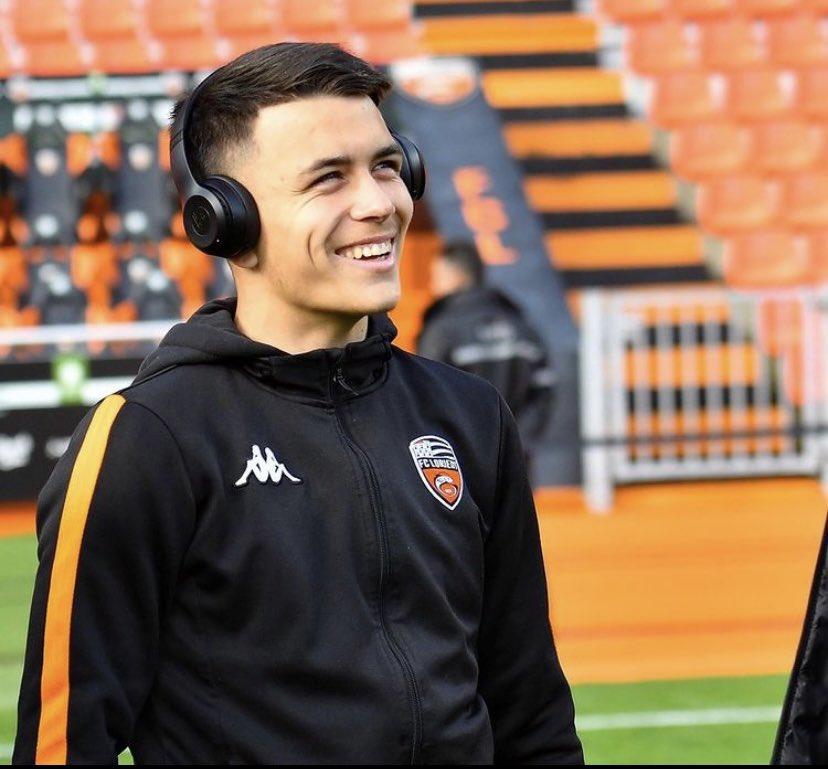 Poste n2 :Enzo le fée ( 20 ans ): il joue pas bcp à Lorient ( sans aucune raison ) il a un profil plus qu’intéressant , excellent passeur , très agile , récupère des ballons , il a un énorme potentiel , son prix 5m€