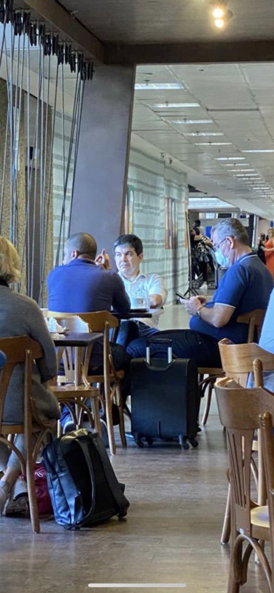 CarlosBolsonaro's tweet photo. “Randolf(x) DPVAT sem máscara do bem...” e de pernas cruzadíssimas, muito prudente e sofisticado! Estaria caminhando em direção ao STF com mais alguma nova ação contra o povo? https://t.co/L0wQ2K86b1