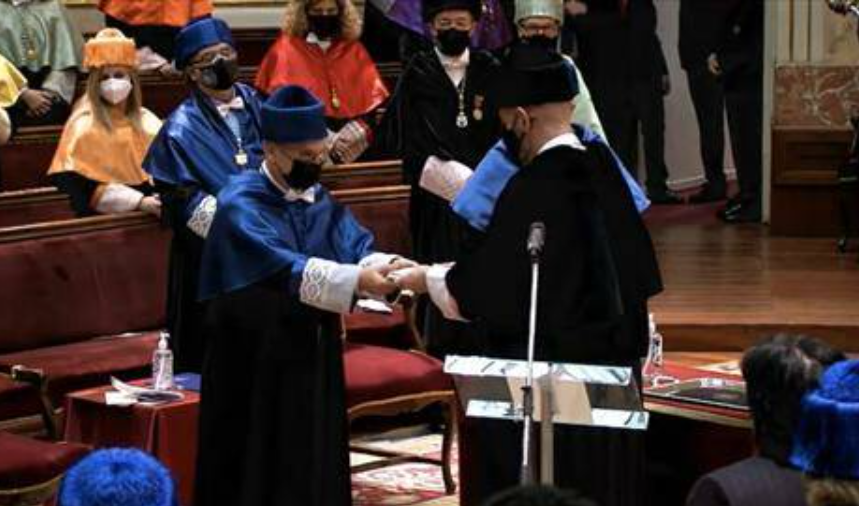 javiergarciamar's tweet photo. Enhorabuena Francis por ese doctorado honoris causa de la @unicomplutense por "ofrecer a la ciencia una herramienta única que transformará nuestro mundo, #CRISPR". Eres un ejemplo para todos los que formamos parte de la @UA_Universidad! https://t.co/OeZHXVaJUO #SantoTomasDeAquino https://t.co/kIqvz3fyK7