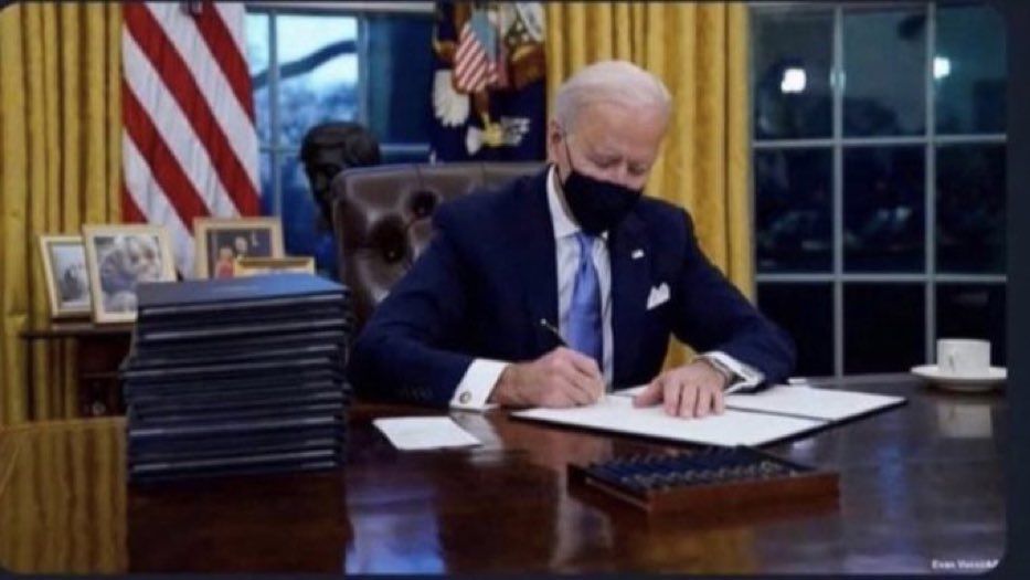 acelong99's tweet image. Breaking News President Biden signs into Law 7v7 Offensive Coaches standing behind their QBS telling them where to throw the ball! 

Let them learn to trust their own eyes 

#DAALLDAY @DiamondAth