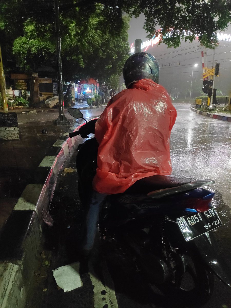 Gw masih blm ngerti dah ama konsep neduh pke jas ujan 🤔