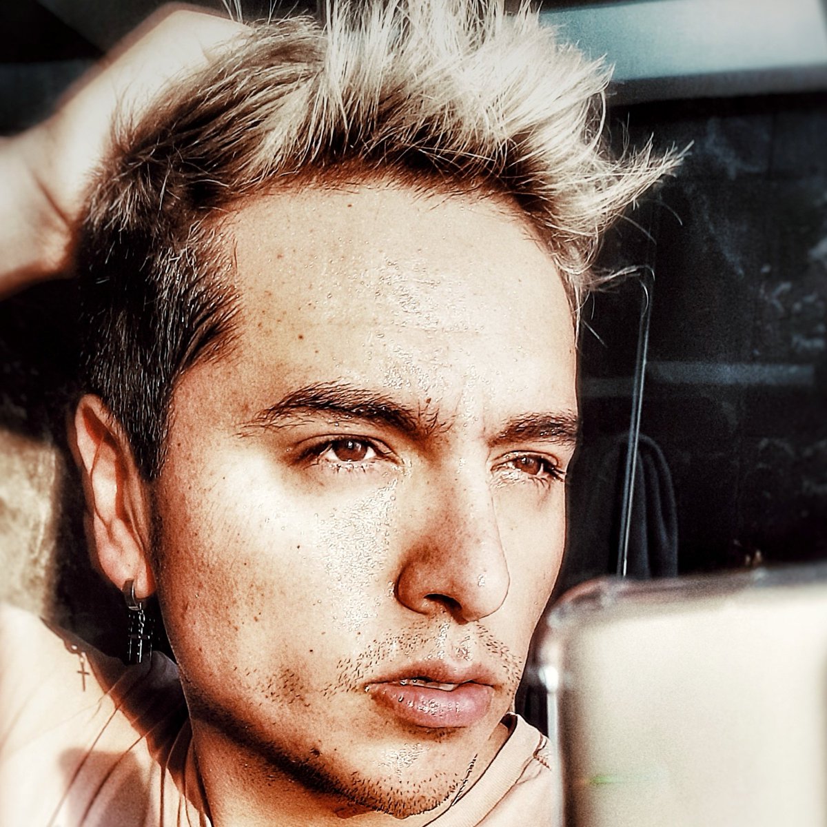 Aquí leyendo todo el chisme de #JuanJoseOrigel 👀