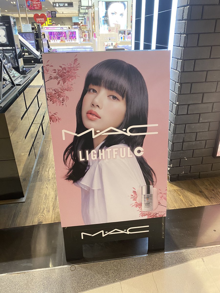 Anuncio de  MAC Cosmetics con LISA en Silom Complex de Bangkok, Tailandia. 

#LISA #리사 BLACKPINK 블랙핑크
<a href="/BLACKPINK/">BLACKPINKOFFICIAL</a> 

cr. Chanachada | iblinkforblinkz