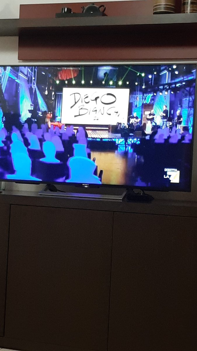 MzzVni's tweet photo. Famiglia riunita per @welikeduel e la #var di puntata 🇮🇹🇨🇭 https://t.co/mJsIEgXR9i