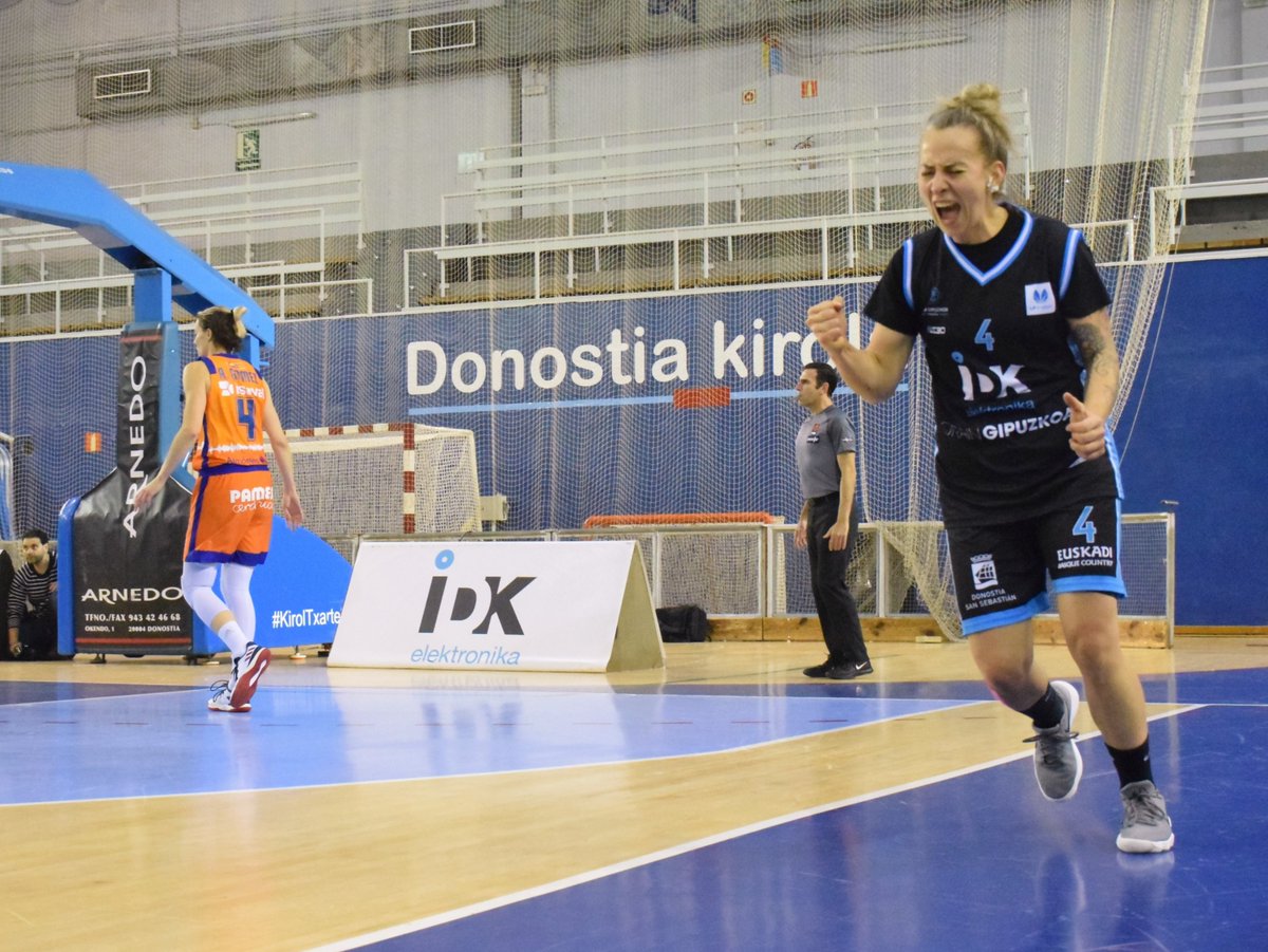 ToniDelgadoG's tweet photo. Joyce Coussins-Smith tuvo en sus manos la 2ª prórroga en Würzburg para un @ibaetabasket excelente. No la veo entrenar ni he visto todos sus partidos desde que aterrizó en Donostia, pero cada día me gusta más. Qué seguridad y liderazgo transmite. 
📸@ToniDelgadoG /@cronoderecords_ https://t.co/uFVUdwhgzs