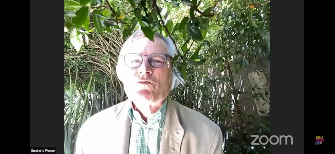 LetsDoItSV's tweet image. #CleanConference Gunter Pauli explora más allá del empaque plástico sino ver el problema grande del microplástico. Entra en el ciclo de vida desde que ahora la placenta de un bebé tiene rastros de microplásticos, con aditivos en un producto creado para no degradarse