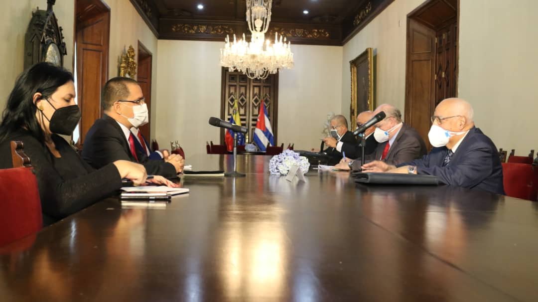 #EnFotos 📸 | Canciller @jaarreaza sostuvo un fraternal encuentro con el Vice Primer Ministro de Cuba 🇨🇺 y copresidente de la Comisión Intergubernamental del Convenio Integral de Cooperación Cuba – Venezuela, Ricardo Cabrisas. #AlianzaDeLosPueblos