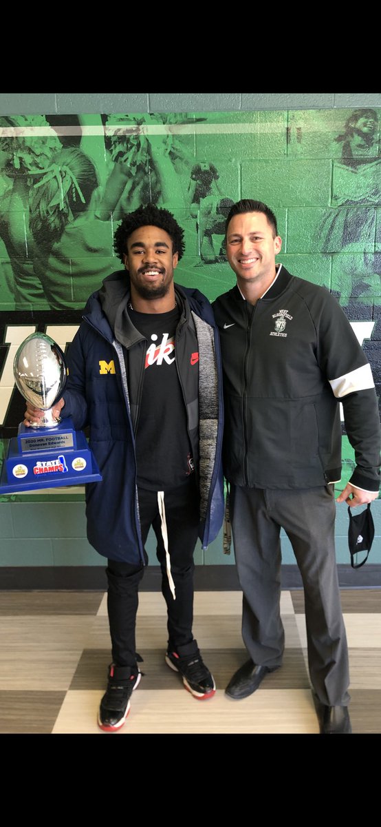 Congrats Mr. Football <a href="/DEdwards__/">Donovan Edwards ¹ᵏ</a> .  #LakerNation loves you!!!!!  #OnlyWB